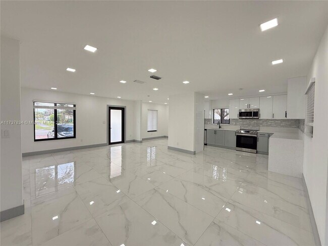 Building Photo - 9015 SW 96th Ave