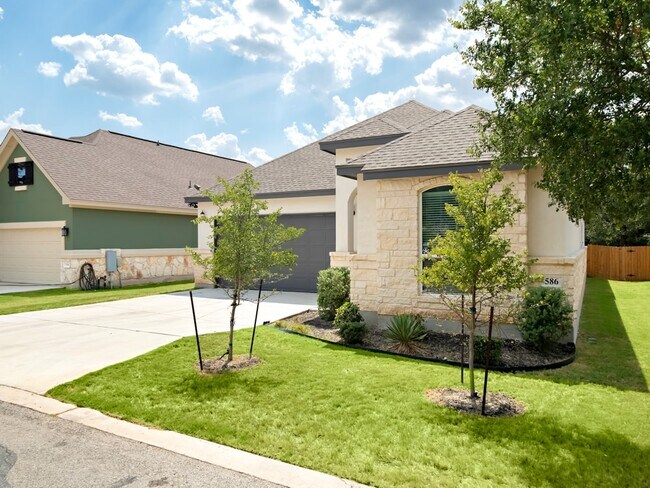 Building Photo - 586 Carriage House