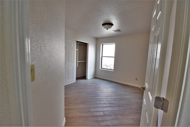 Building Photo - Beautiful 3 Bed/2Bath Townhouse Home off of Roadrunner Pkwy