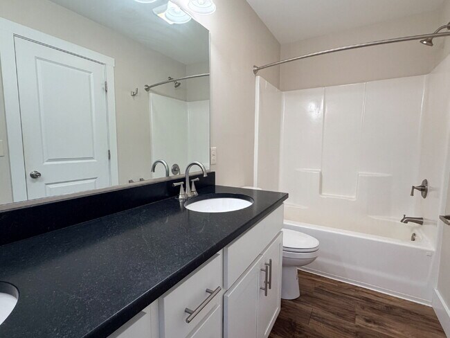 Building Photo - 2 Bed/2.5 Bath Home for Rent in Weaverville, NC