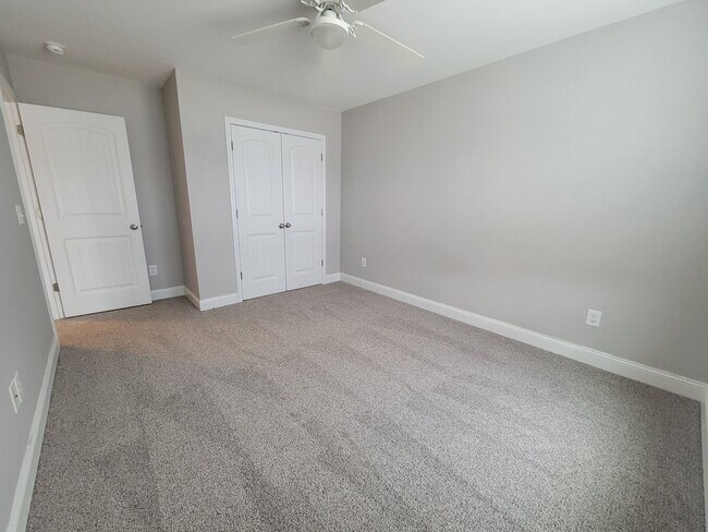 Building Photo - 5 Bedroom 3 Bath Home In Grays Creek