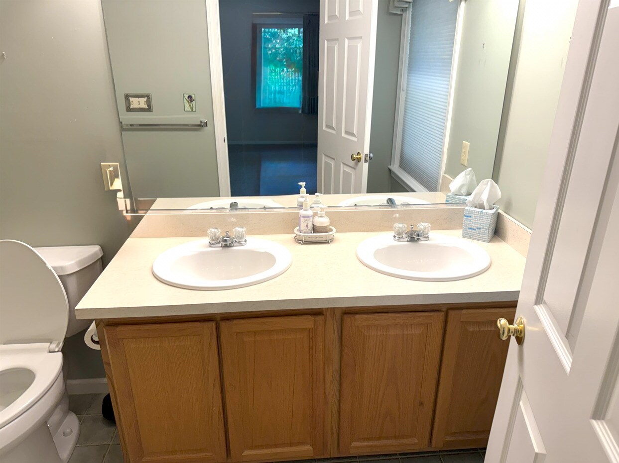 En-Suite Full BA1 w Double Sinks - 501 Lexington St