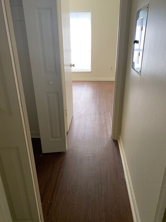 Building Photo - Beautiful 3 Bedroom Apartment. Great place...