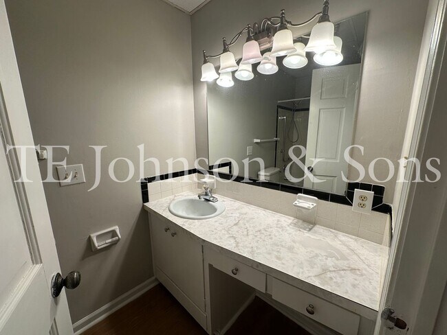 Building Photo - Two Bedroom Condo Convenient To WFU