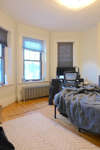 Building Photo - 122 Calumet St