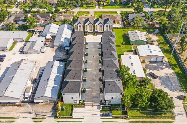Building Photo - 1307 Oak Tree Dr