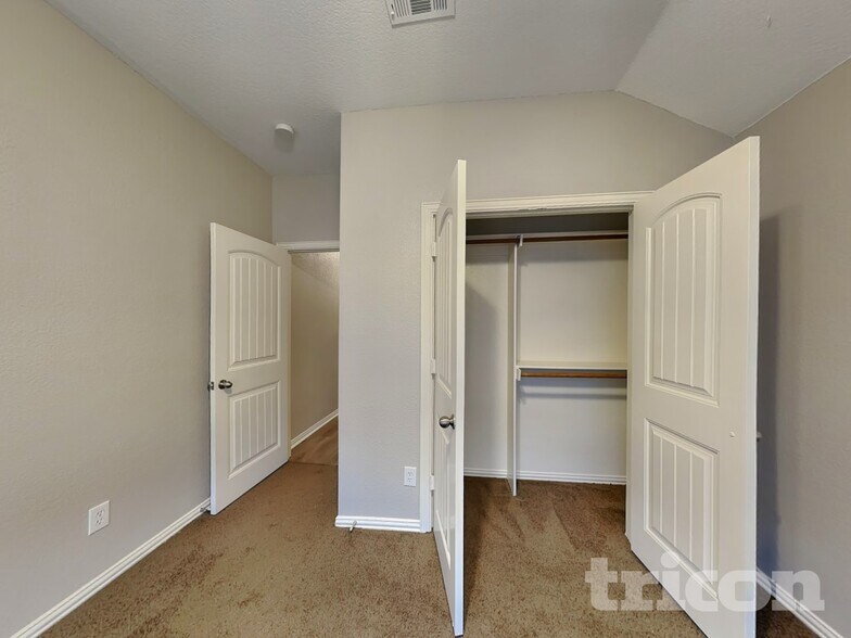 Building Photo - 1810 Millbrook Dr