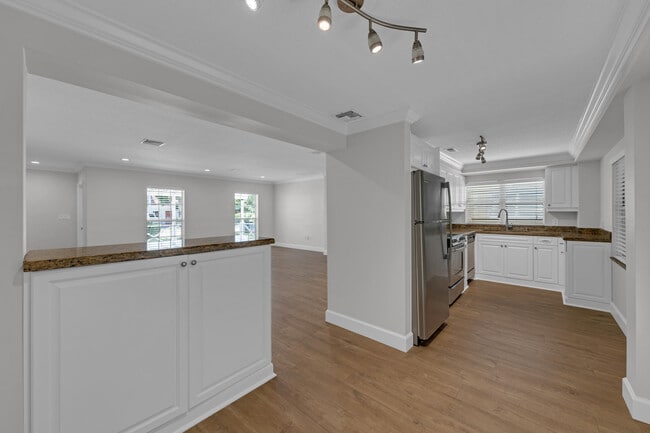 Building Photo - 900 NE 4th St