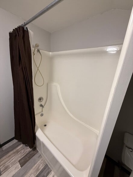 Building Photo - 710.5 W 8th St