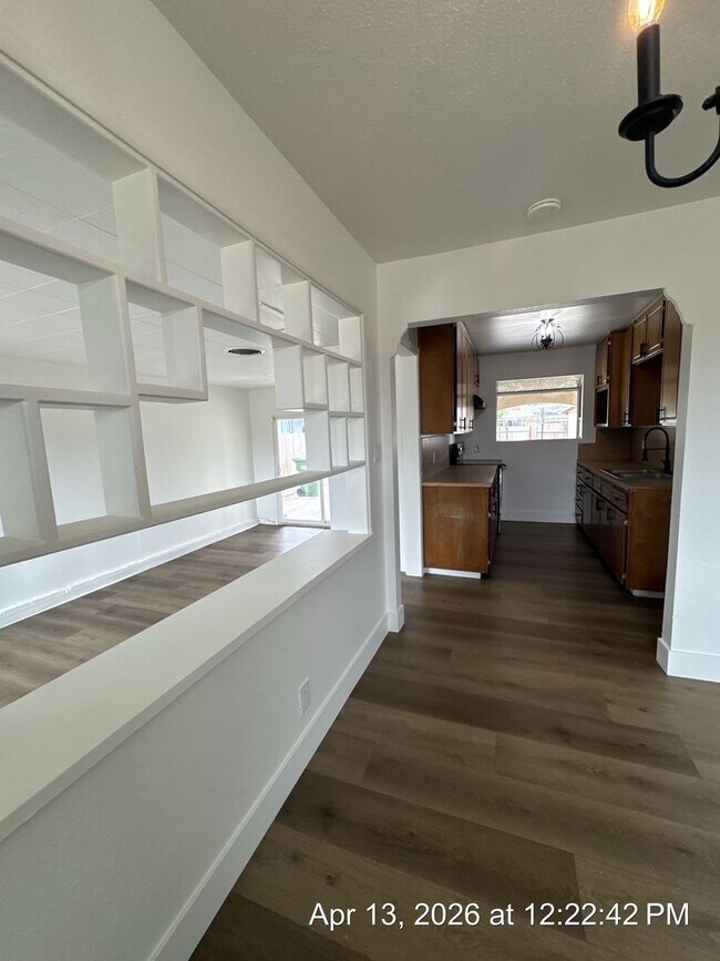 Building Photo - Dinuba Home! Available Now !