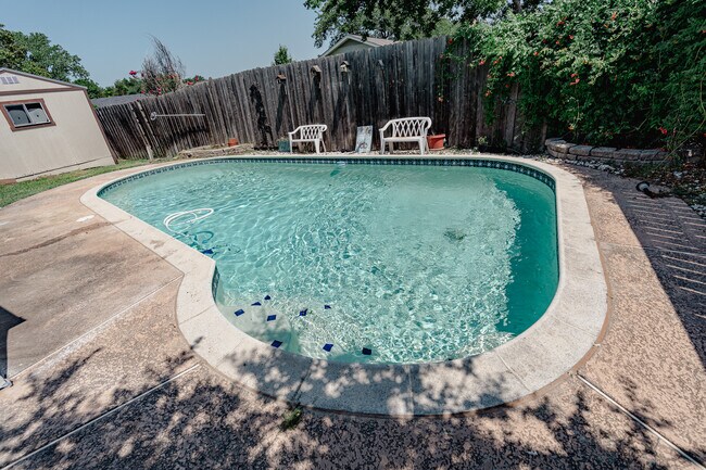 Building Photo - 2027 Lucerne Cir