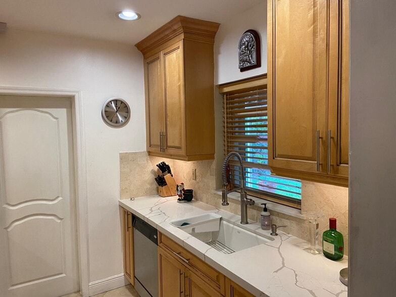 Building Photo - 3725 SW 60th Ct