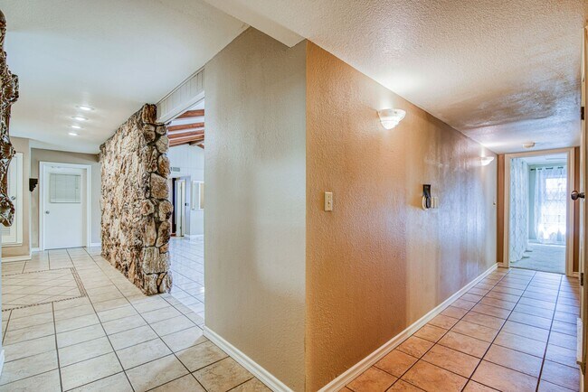 Building Photo - Stunning eastside rental in highly desirable area!