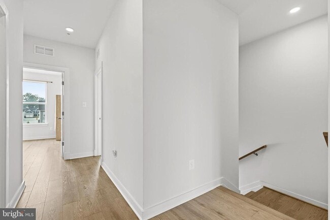 Building Photo - 16007 Hyde Pk Pl