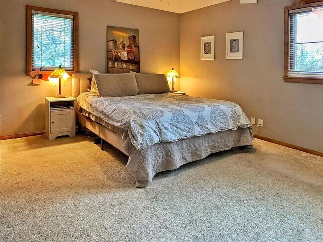 Building Photo - 6233 Parnell Ave