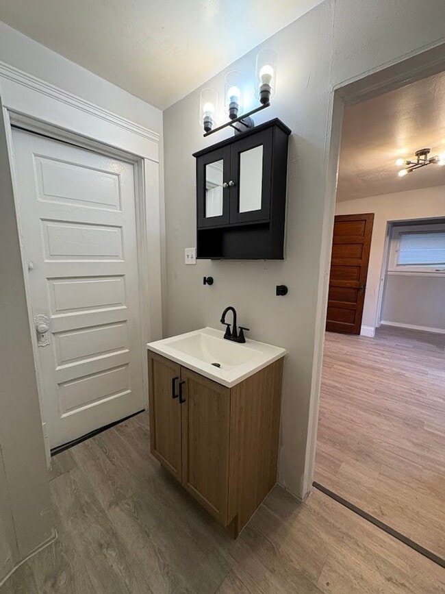 Building Photo - 96 Hall St