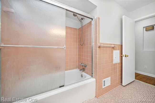 Building Photo - 2360 Pine View Dr