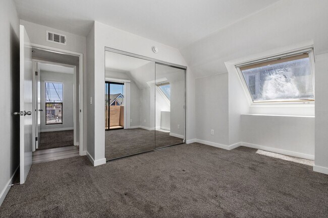 Building Photo - Mission Beach. 3 bedroom, 2.5 bath, 2 car garage,