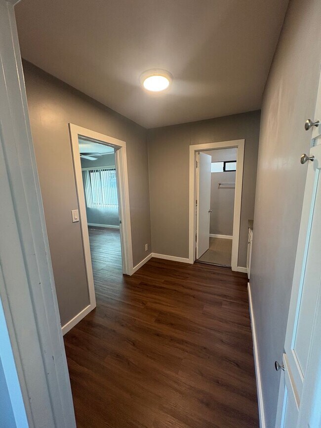 Building Photo - Charming 1 Bed / 1 Bath in Historic Bluff Park - Upper-Level End Unit Just One Block from the Beach!