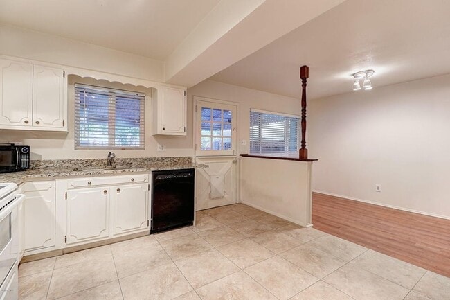 Building Photo - **SPECTACULAR - 2BEDROOM/3BATHROOM CONDO I...