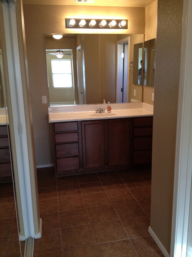 Building Photo - 3 Bed/2.5 Bath Great Gilbert Location