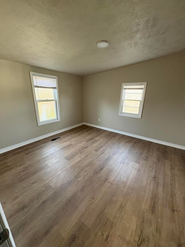 Building Photo - 5 Lake St