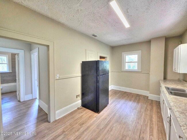 Building Photo - 213 W 24th St