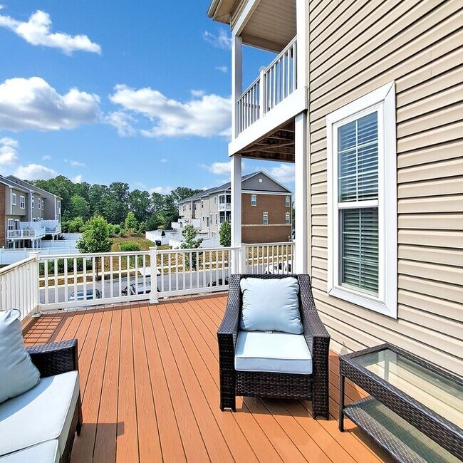 Building Photo - Stately End Unit 3-Level Townhome, 3 Bedro...