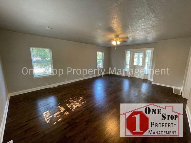 Building Photo - Adorable  Remodeled 3 Bedroom 2 Bathroom C...