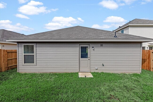 Building Photo - 1525 San Sebastien Dr