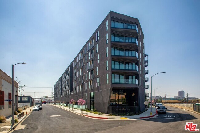 Building Photo - 1101 N Main St