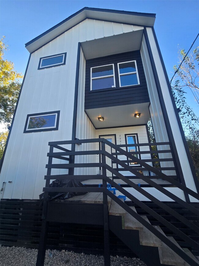 Primary Photo - 2207 Des Chaumes St