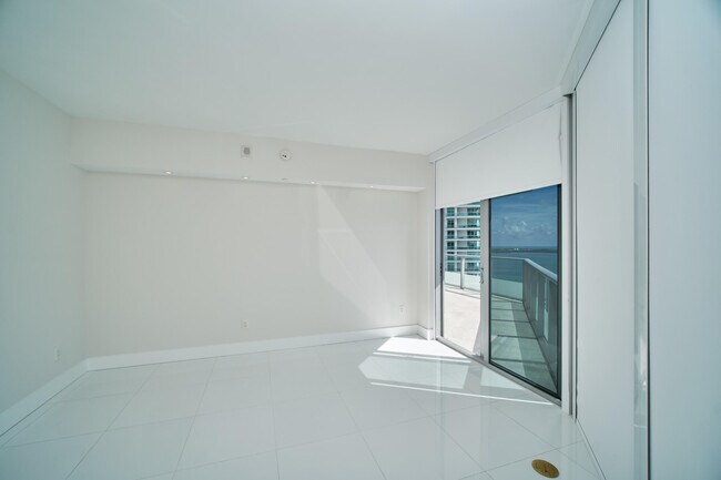 Building Photo - 1300 Brickell Bay Dr