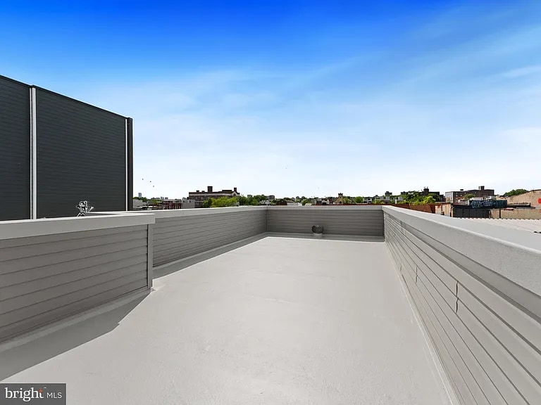 Private roof deck - 2331 N Front St