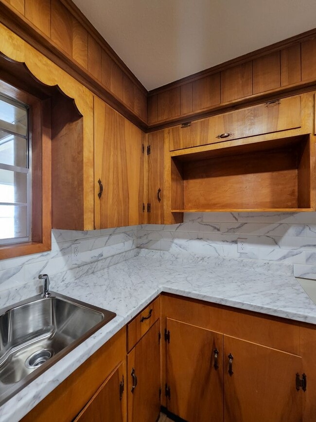 Building Photo - 1827 S Fredonia St