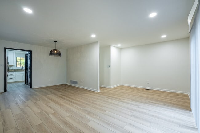 Building Photo - 1545 Springwood Dr SE