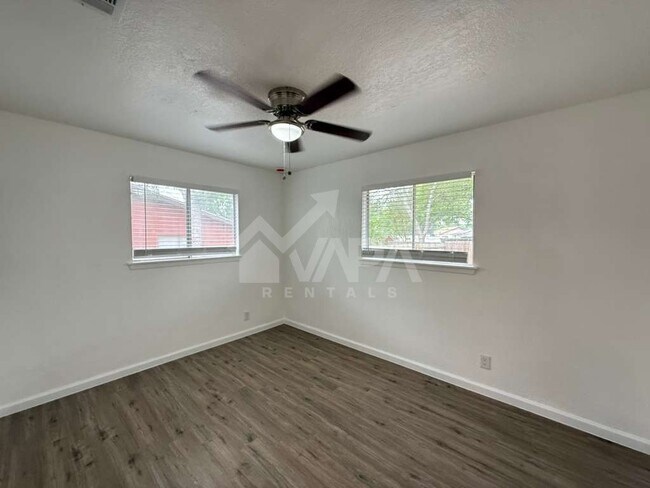 Building Photo - 5419 Lk Grv Dr