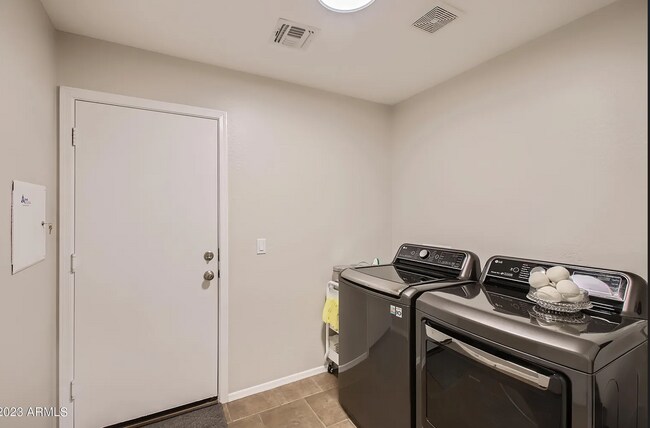 Building Photo - 8370 W Spur Dr