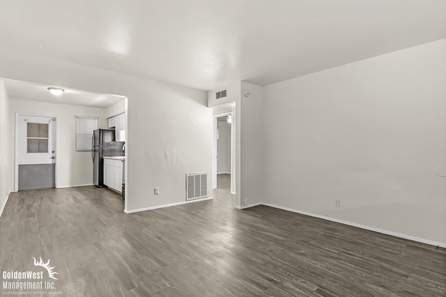 Building Photo - Charming 2Bdm 1Ba Apartment in Phoenix - MI Special