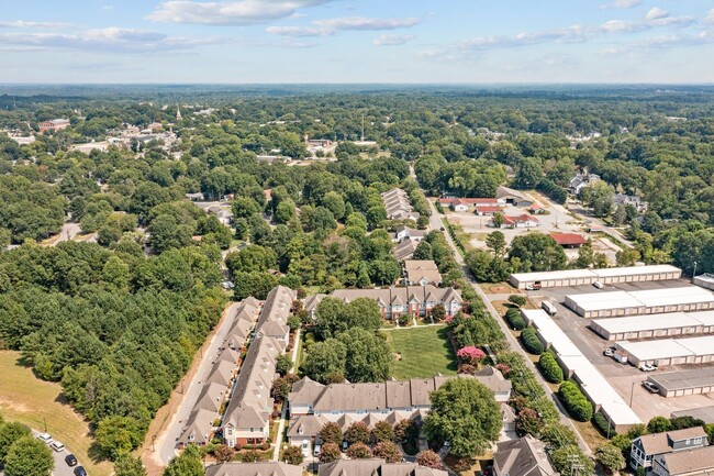 Building Photo - Davidson Townhouse