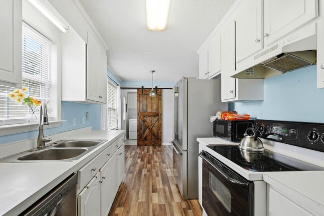 Building Photo - 105 Twin Creeks Dr
