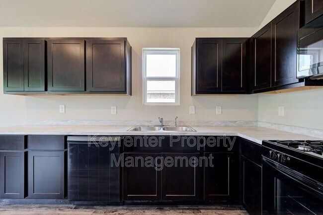 Building Photo - 755 Foxtail Dr