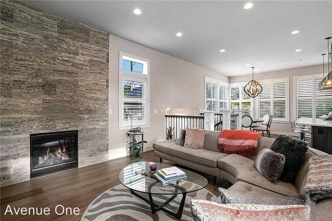 Building Photo - 3 br, 2.5 bath House - 957 W McGraw St #2