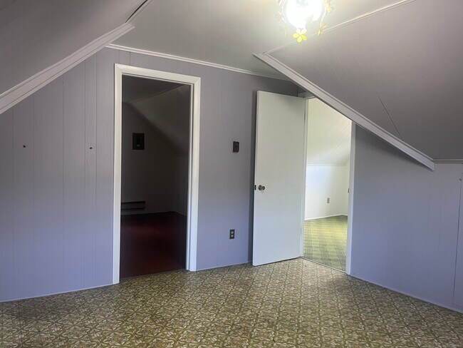 Building Photo - 887 Kings Hwy E