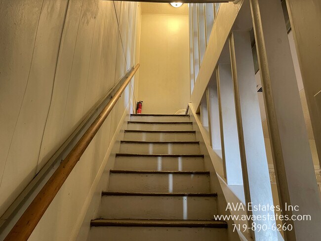 Building Photo - 516 W 9th St