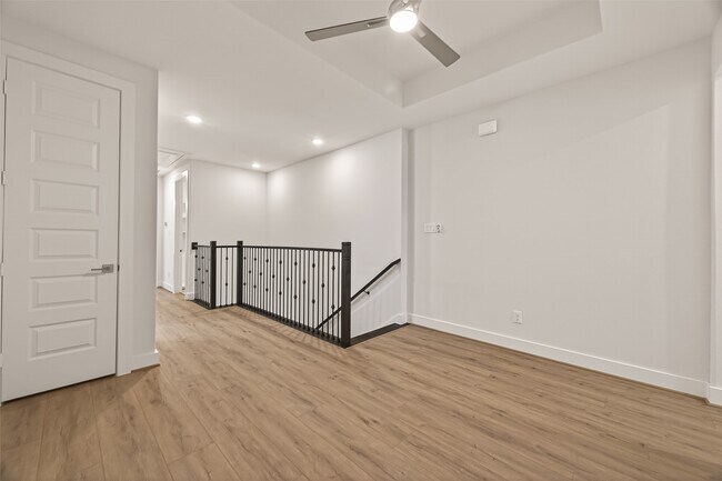 Building Photo - 910 W 21st St