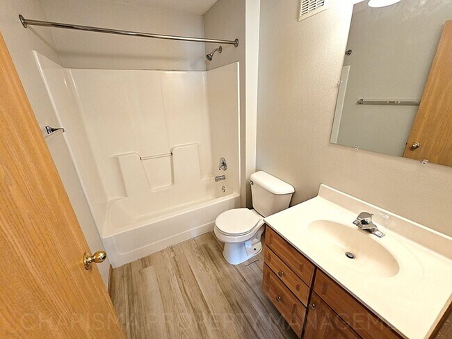 Building Photo - 2 BD, BOTTOM LEVEL, NO STEPS, IN UNIT WASH...