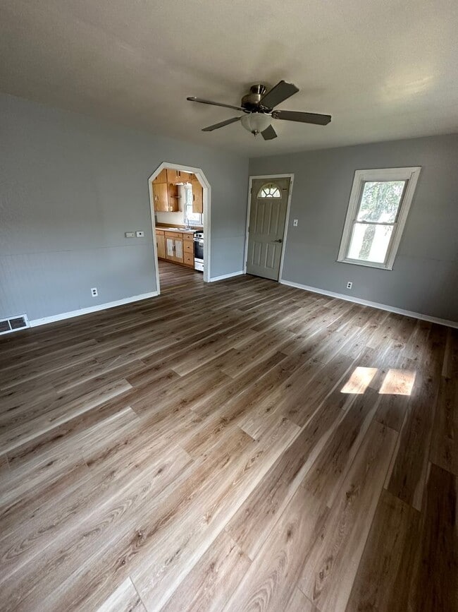 Building Photo - Updated 2 bedroom home!