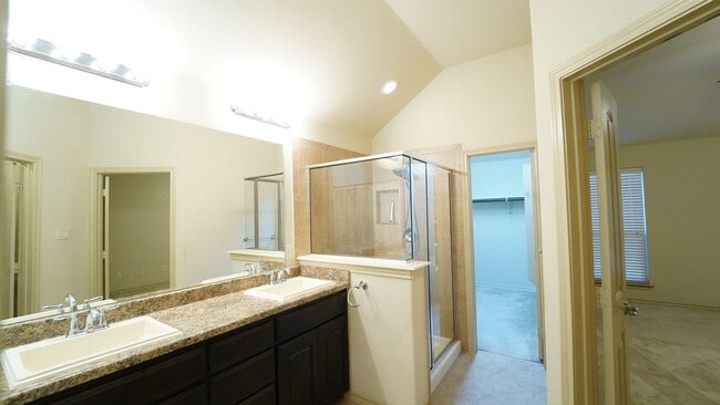 Building Photo - FOR LEASE! (Available October 20th) Spacio...