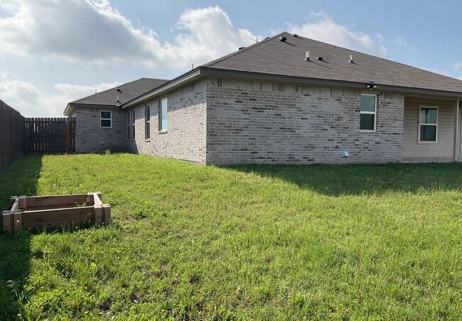 Building Photo - AVAILABLE NOW!